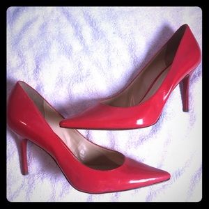 Guess heels brings patent leather